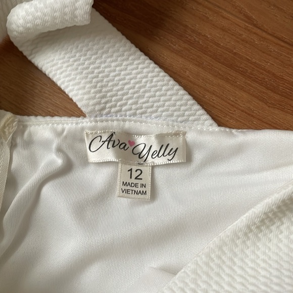 Girls white dress with bow detail in back - size 12 - Picture 3 of 3